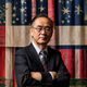 美国文化研究者张明辉，男性学者，背景是美国文化相关图书与旗帜装饰